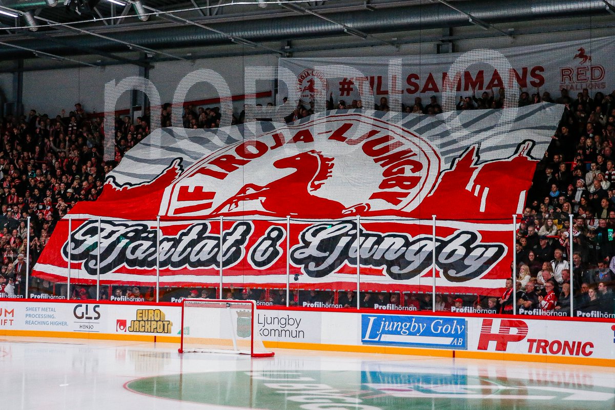 hockeyallsvensk's tweet image. "Hjärtat i Ljungby" ❤️🤍

Troja-Ljungby-supportrarna bjuder på ett vackert tifo när laget är tillbaka i HockeyAllsvenskan på hemmaplan. 🖼️