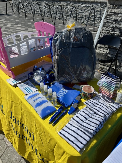 JacobiNCBHosp's tweet image. 🍼 Our Midwives, Nurse Educators, Lactation Specialists &amp;amp; Labor &amp;amp; Delivery Nurses joined the Bronx Community Baby Shower at the Northeast YMCA!
Proud to support Bronx families! ✨
.
.
.
#CommunityOutreach #MidwiferyWeek #LaborAndDelivery