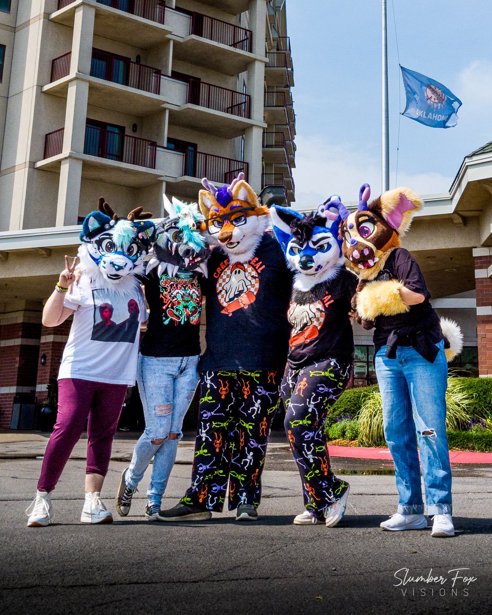 Happy #FursuitFriday! 💜 I love these beans so much, they make every con unforgettable 🐾
–– (and honestly, I don’t say it enough, but I’m really grateful for the people who stick by me. Y’all mean more than you know 💜)