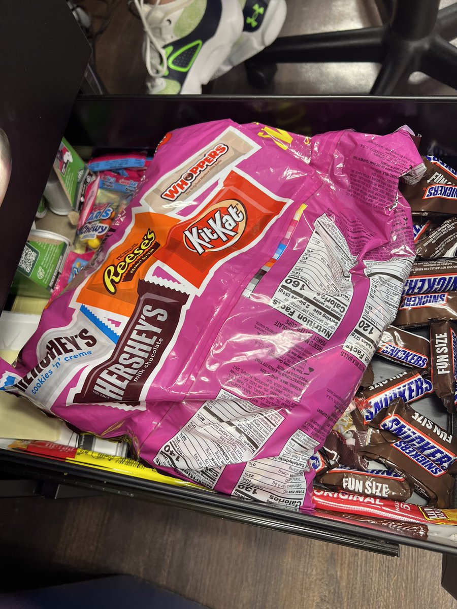 BossDiva66's tweet photo. @Hersheys 
When your co worker pay close to $25 for a bag of 155 pieces of candy and NOT one is a REESES PB CUP! 
😡😒🤔😢😭 https://t.co/PYatWvyHMx
