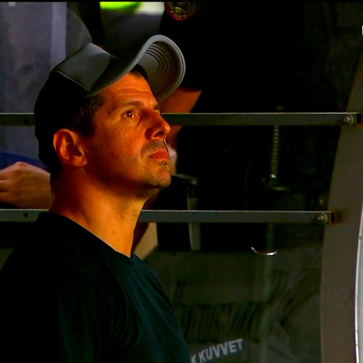 Sahasında 5 gol yemiş Emre Belezoğlu suratı.

Gittiği hiç bir takımda hiç bir hocalık maharetini gösteremedi ama ne hikmetse hep bir yerlerde görev almayı başarıyor...