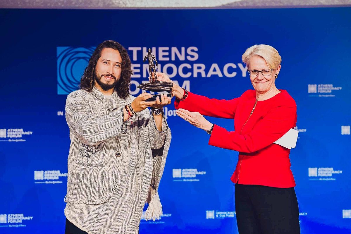 Concejo de Bogotá (@concejodebogota) on Twitter photo “La educación ciudadana es la clave para superar los desafíos actuales que enfrenta la democracia”: concejal Julián Sastoque al recibir el Kofi Annan NextGen Democracy Prize 2025 📝🗞️📰
<a href="/ElJuliSastoque/">Julián Sastoque | Concejal de Bogotá</a>
#TuCiudadTuConcejo
❗️Más información 👉 concejodebogota.gov.co/la-educacion-c… “La educación ciudadana es la clave para superar los desafíos actuales que enfrenta la democracia”: concejal Julián Sastoque al recibir el Kofi Annan NextGen Democracy Prize 2025 📝🗞️📰
<a href="/ElJuliSastoque/">Julián Sastoque | Concejal de Bogotá</a>
#TuCiudadTuConcejo
❗️Más información 👉 concejodebogota.gov.co/la-educacion-c…