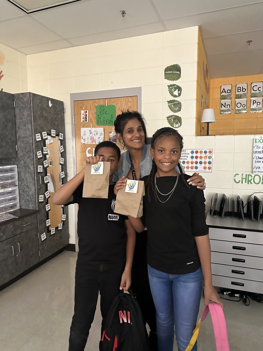 SoniaMatthew2's tweet image. Effort = Success! 🎉 Every Friday, we celebrate our amazing students&apos; hard work and motivation with goody bags! It brings me so much joy to reward the huge strides our scholars are making. So proud of their effort and success! 🧠📚 #ProudAssistantPrincipal