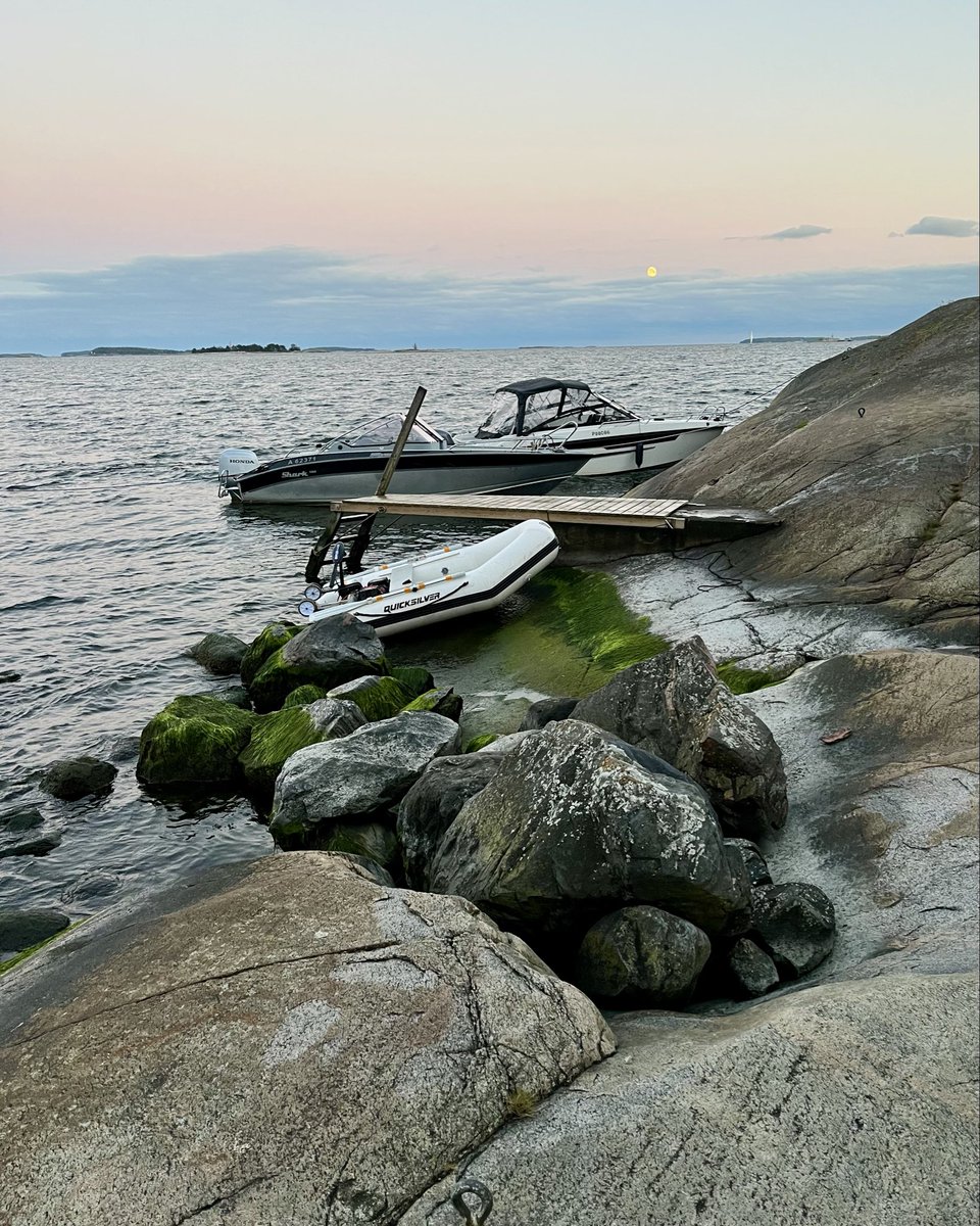 valtterikarjula's tweet image. Hans heitti alkukesästä, että käydään saunassa. Niin vain käytiin ja nostettiin samalla vene ylös. Kiitos mahtavasta retkestä! #sauna #helsinki #meri