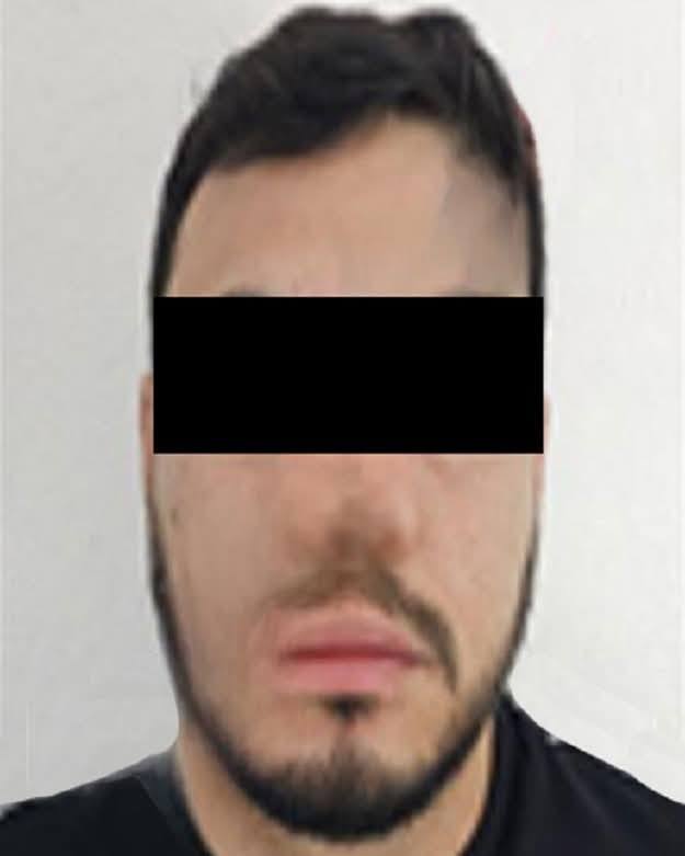 DorlanFernandez's tweet photo. DETIENEN EN LA COL. BUROCRATAS DE VILLA DE ÁLVAREZ AL " RAYO", PRESUNTO JEFE DE PLAZA DEL CJNG.
En la col. Burócratas del mpio. de Villa de Álvarez, Colima, trabajos de inteligencia, elementos de #GN, #EjércitoMexicano y #FGR catearon 2 inmuebles, detuvieron a Raybeth " N", https://t.co/SBEP6219r7