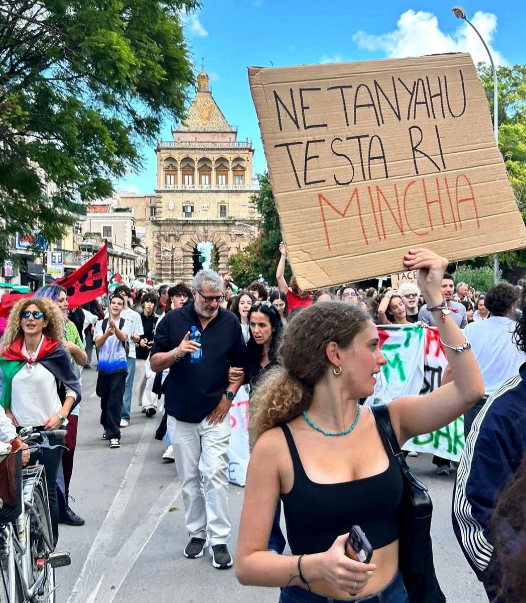 Nei cortei bisogna scegliere dietro quale cartello stare.