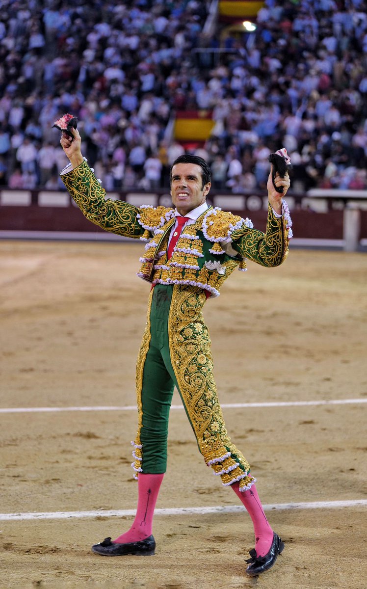 📍 𝗠𝗔𝗗𝗥𝗜𝗗 

Emilio de Justo, dos orejas al segundo de su lote.

#EDJ2025