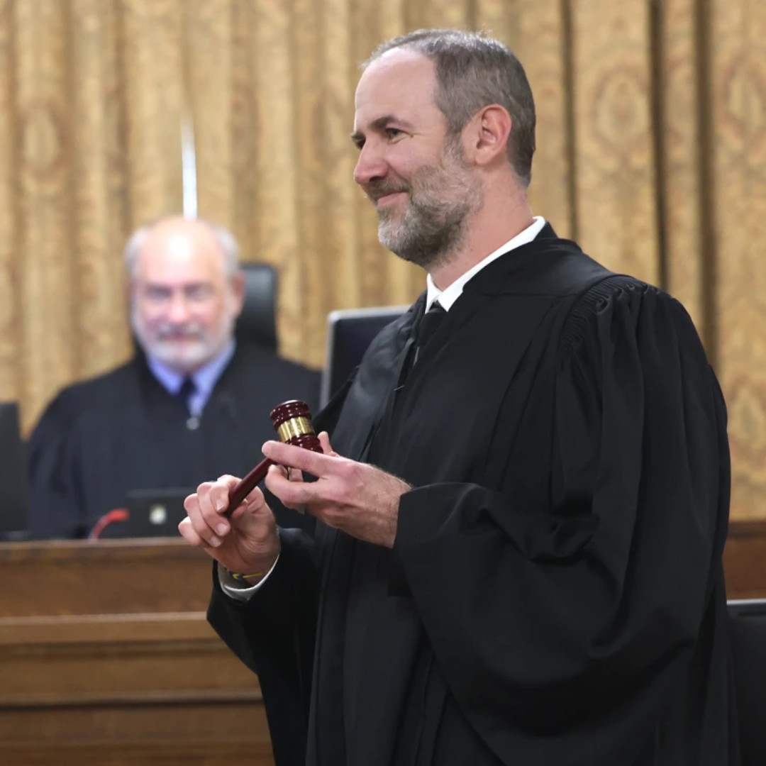 Congrats to Andrew Eyre ’13 on his investiture as the newest judge of the Northeast Central Judicial District in Grand Forks! We are proud to see alumni leading with integrity and shaping the future of justice in North Dakota.

Read More: ow.ly/qbZA50X6oeP
#UNDlaw #UNDproud