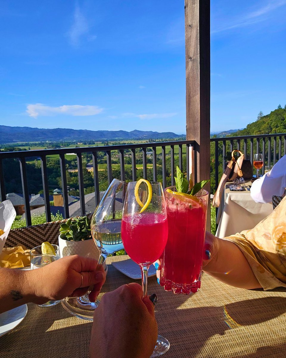 ✨🥂 Friday rule: if you’re not sipping cocktails on the #Auberge deck, you’re doing it wrong. Views this good deserve a toast (or two)! #CulturedVine #FridayVibes #NapaValleyLiving #Cocktails