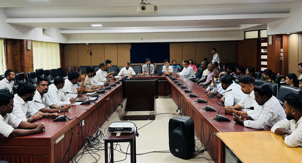 RKurmiOfficial's tweet photo. Honored to attend an important discussion at the Jorhat DC Office chaired by DC Shri Jai Shivani regarding the tragic oil tanker accident at Jagduar that claimed the lives of 3 women of Teok Tea Estate. Representatives of #ATTSA & #AJYCP were also present. https://t.co/2N1mUyNpHi