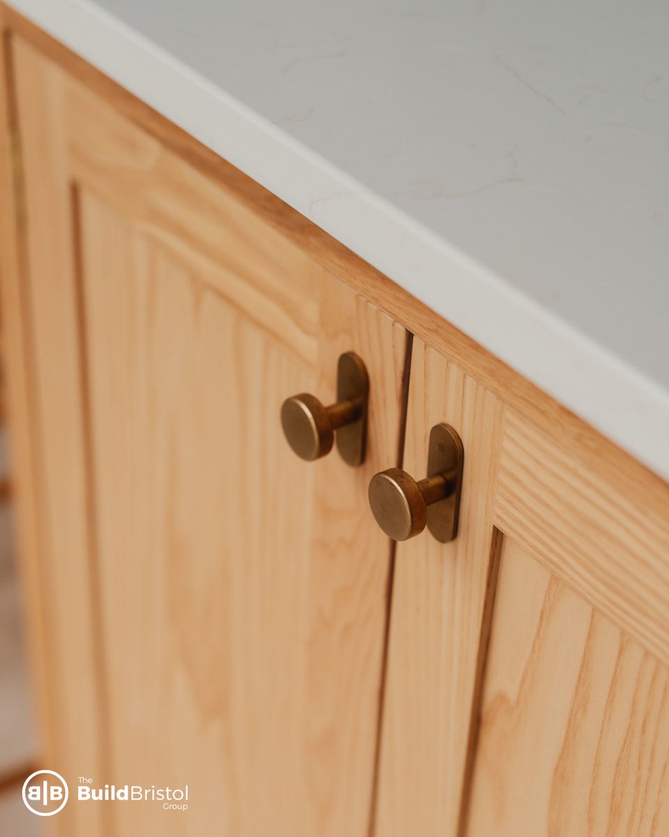 A kitchen where every detail counts.

From the natural wood grain to the deep green cabinetry, paired with timeless brass hardware, this space is designed to feel warm, elegant and effortlessly functional 🍃