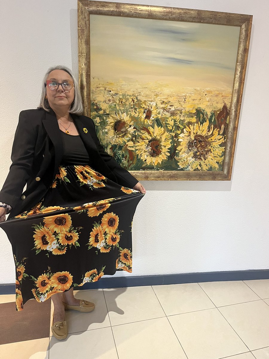 CynthTellsIt's tweet image. When you go to a venue and your outfit coordinates with the painting….😆🌻🇫🇷