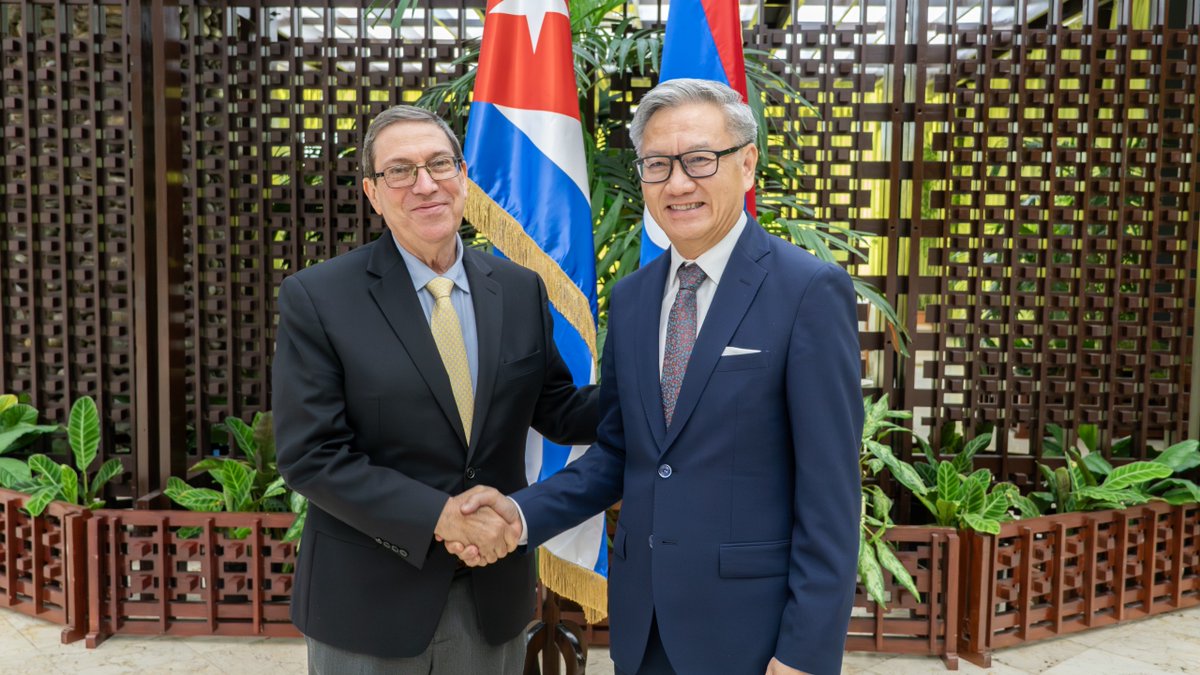 CubaMINREX's tweet image. El ministro de Relaciones Exteriores de Cuba, @BrunoRguezP, sostuvo conversaciones oficiales con el compañero Thongsavanh Phomvihane, canciller de la República Democrática Popular Lao.

🇨🇺🤝🇱🇦

🔗cubaminrex.cu/es/sostienen-c…