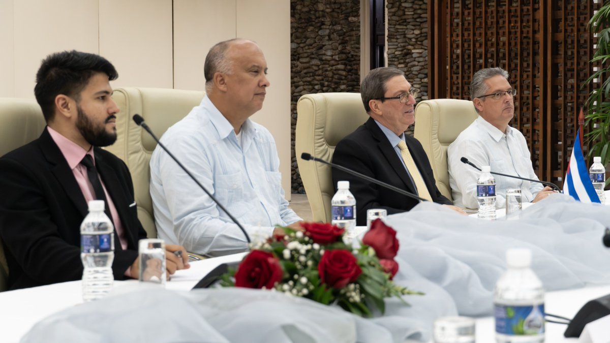 CubaMINREX's tweet image. El ministro de Relaciones Exteriores de Cuba, @BrunoRguezP, sostuvo conversaciones oficiales con el compañero Thongsavanh Phomvihane, canciller de la República Democrática Popular Lao.

🇨🇺🤝🇱🇦

🔗cubaminrex.cu/es/sostienen-c…