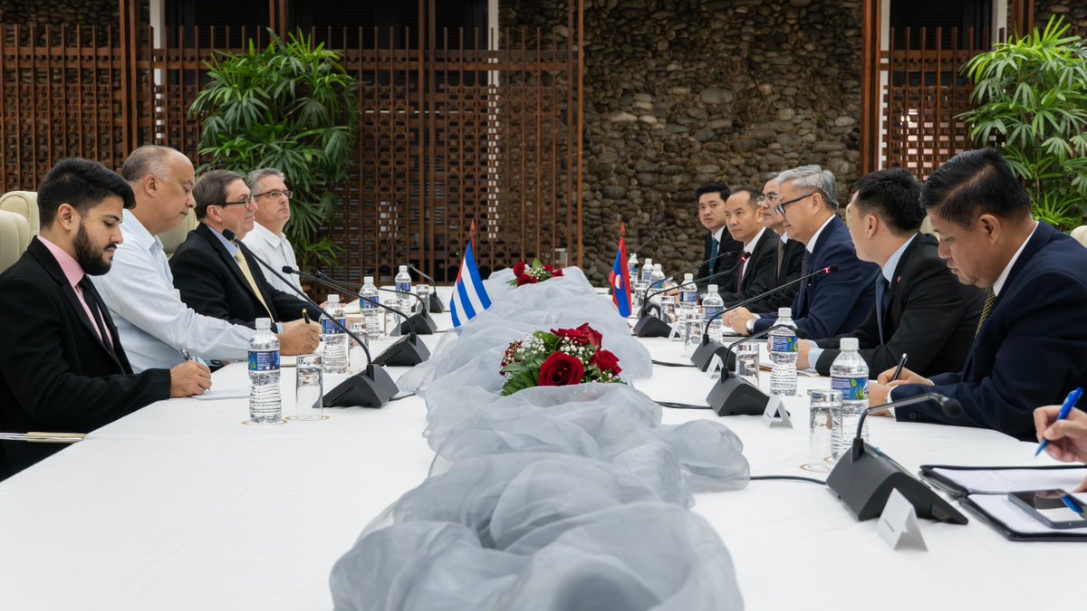 CubaMINREX's tweet image. El ministro de Relaciones Exteriores de Cuba, @BrunoRguezP, sostuvo conversaciones oficiales con el compañero Thongsavanh Phomvihane, canciller de la República Democrática Popular Lao.

🇨🇺🤝🇱🇦

🔗cubaminrex.cu/es/sostienen-c…