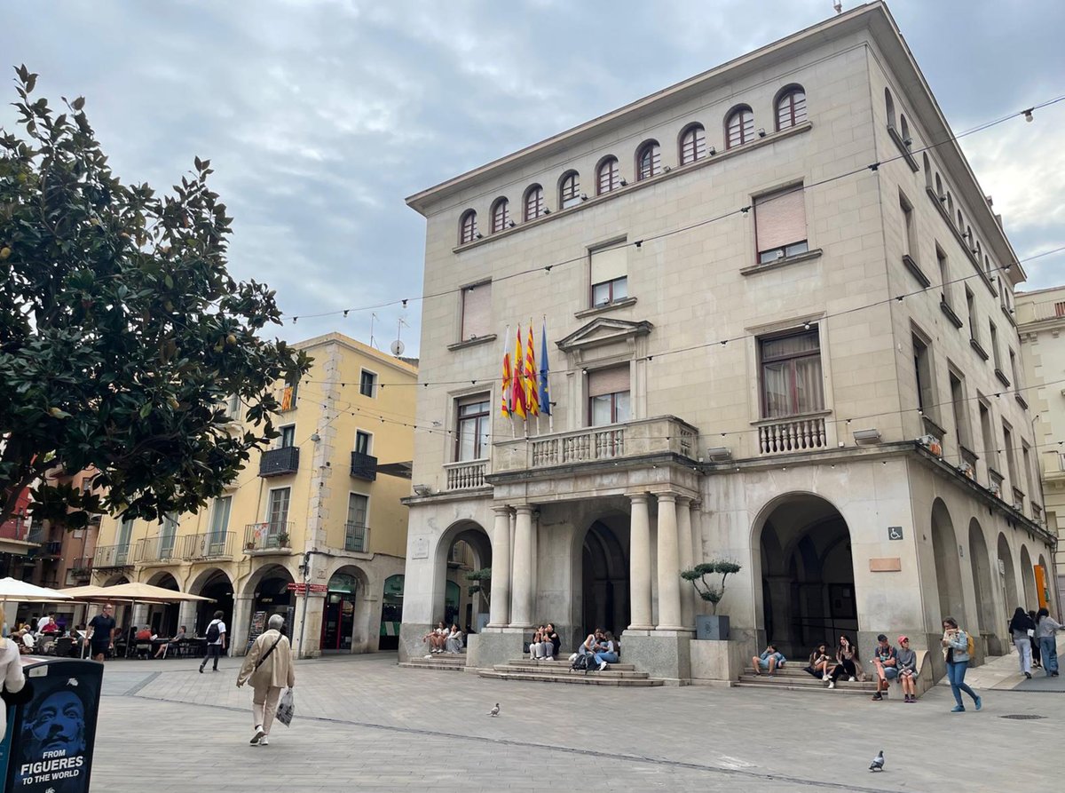 Amb aquesta foto de Joan Vera iniciem el mes d'octubre i us anunciem la  proximitat de l'inici dels actes de commemoració dels 150 anys de  l'obtenció del títol de ciutat per  Figueres, efemèride que prepara l'Ajuntament, i en la que col·labora  l'IEE.