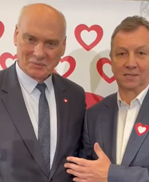 To Mariola (po lewej) 64 lata  bardzo chora. Na ulicy. To Tomek Kucharski (po prawej). Burmistrz Warszawy- Praga Południe <a href="/Kucharski_PO/">Tomasz Kucharski</a>. Lubi pokazać serduszka.
Jego ZGN wyrzucił na bruk ciężko chorą Mariolę. Bez eksmisji i bez sądu, bo musiano by przyznać lokal socjalny.