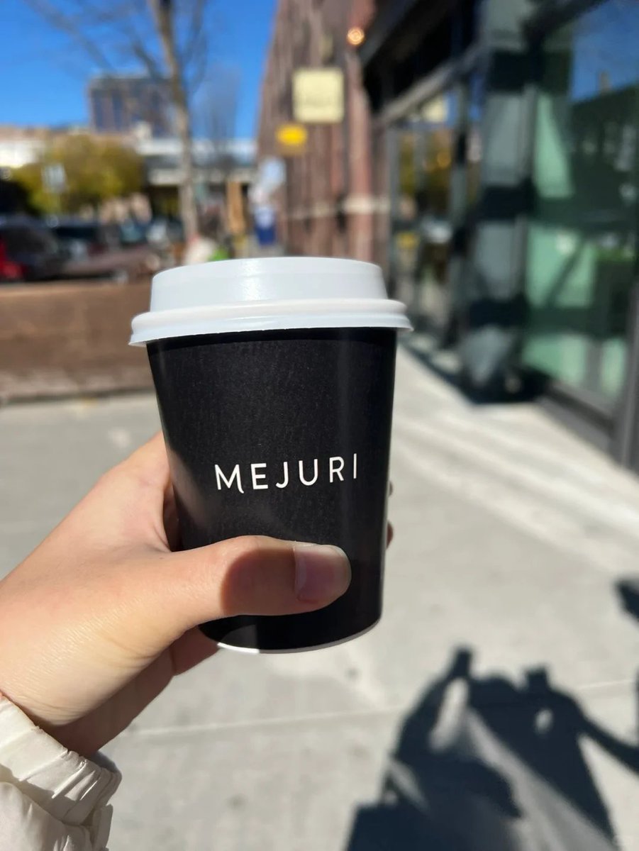 eyiJucu5GsUvTLR's tweet image. 💍✨ Shopping in West Loop today—spotted a long line, turned out to be Mejuri’s opening event! Affordable jewelry, in-store discounts, free coffee &amp;amp; croissants, and even flowers 💐 with purchase. Only waited ~10 mins. Worth checking out this weekend! #Chicago #WestLoop #Mejuri