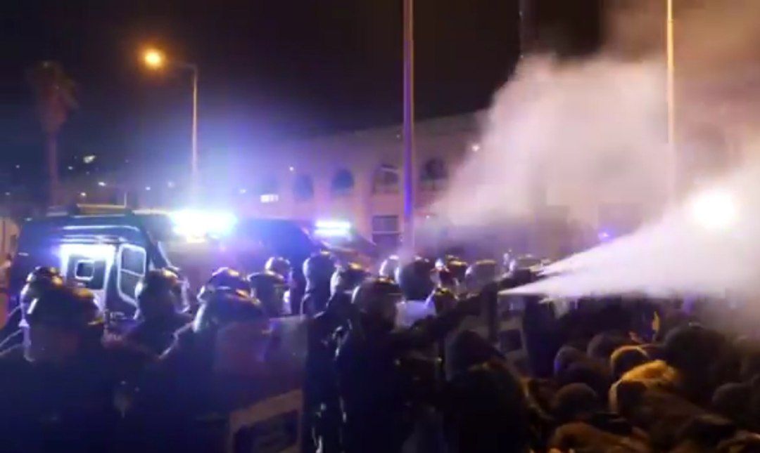 ⚠️ Poc abans de desconvocar la mani, els <a href="/mossos/">Mossos</a> l'han ruixat amb gas pebre SENSE complir els principis de NECESSITAT i PROPORCIONALITAT que els obliga la llei.

Condemnem rotundament aquest fet que ha causat lesions a diverses persones. Exigim responsabilitats, <a href="/nuriaparlon/">Parlon #apeudecarrer #interioriseguretatpública</a>!