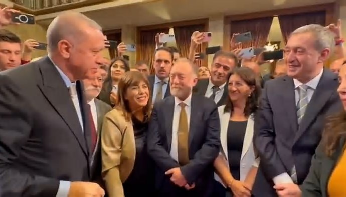 "Gülmek,bir halk gülüyorsa gülmektir."