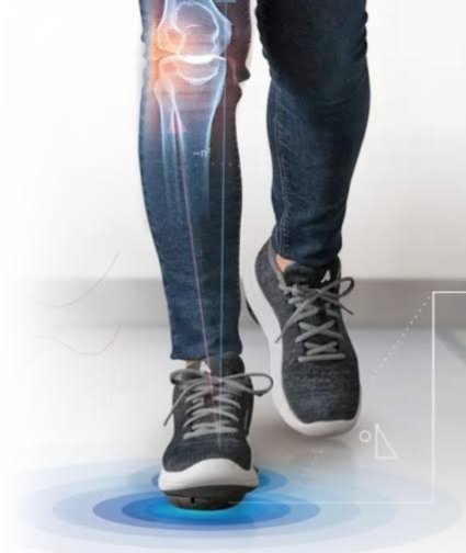 ehsanarj1's tweet image. جنسِ زیره کفش تاثیری فراوانی بر #زانو درد دارد. اگر زیره کفش خشک و سفت باشد، هنگام راه رفتن بطور مداوم به مفصل زانو ضربه وارد می‌نماید. در نتیجه غضروف خشک و شکننده و درد تشدید می‌شود. زیره کفش باید بتواند این ضربات را خنثی کند تا فشار کمتری به زانو وارد آید.
از #درد بدور باشید!