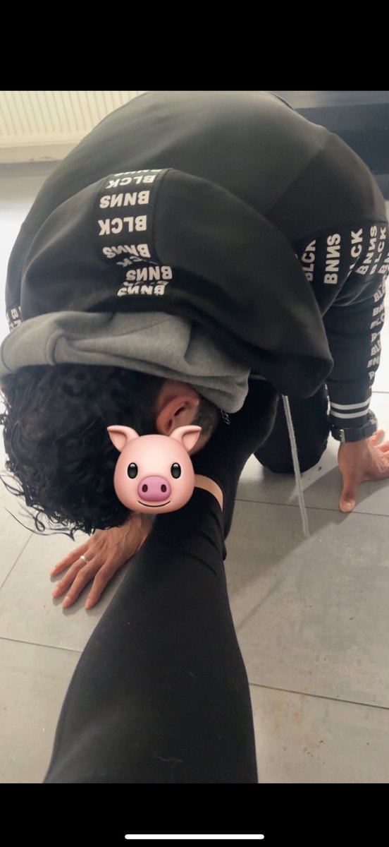 heute war mein kleiner zahlschwanz zu besuch hat mir schön die wohnung geputzt und seine göttin gut bedient findet ihr er hat es verdient?🐶
#queen #feetworshi̇p #feet_lover #feet #mistress #Herrin #slave #paypig #sweatyandstinky