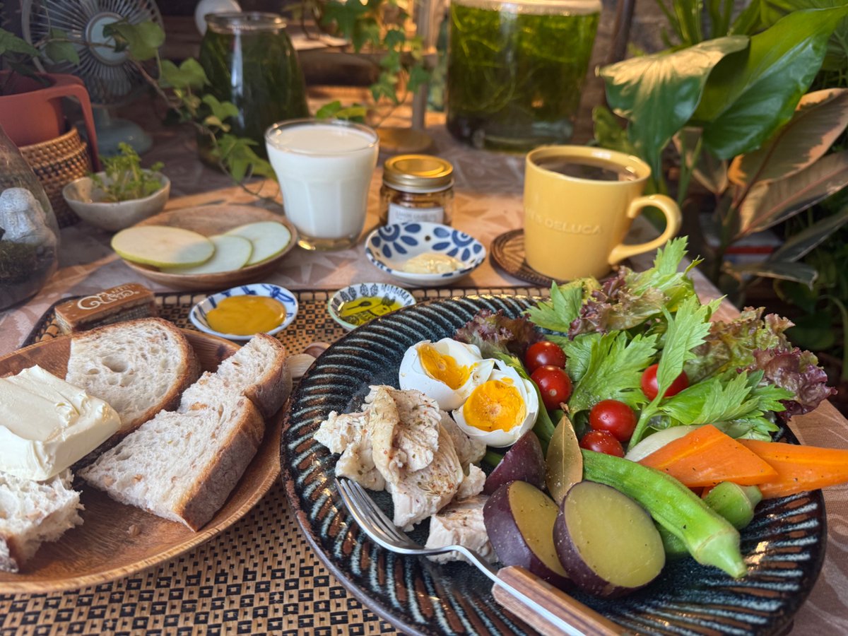 kotakinako's tweet photo. 😋最近のブランチ
#サラダ #パン #ご飯 #パスタ #スープ #野菜 #果物 #ヨーグルト #甘酒 #コーヒー #オリーブオイル #食卓 https://t.co/vX17mFoD6s