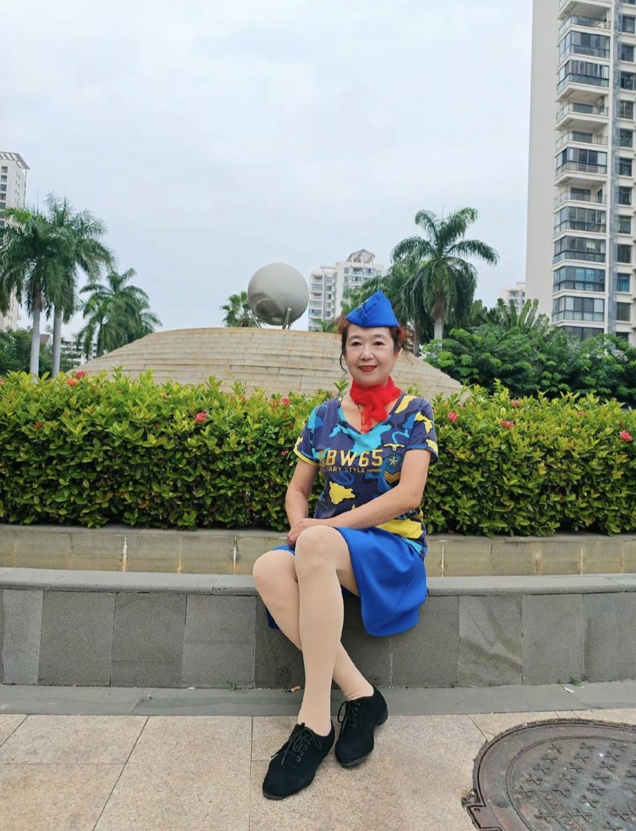 CNS689's tweet photo. 介绍一下我线下开发的理发店骚妈，从高中练体育时就拜在她脚下，从起初给五十元足交一次到现在定期给她买丝袜和跳舞鞋���给足交。一个月差不多五六次吧，喜欢跳舞，每次跳完舞湿乎乎的丝袜汗脚往儿子脸上一捂，鸡巴就像吃伟哥一样翘起来。大家有相同经历嘛～说出来分享分享#骚妈#汗脚#狗儿子 https://t.co/3EID0Nvy0d