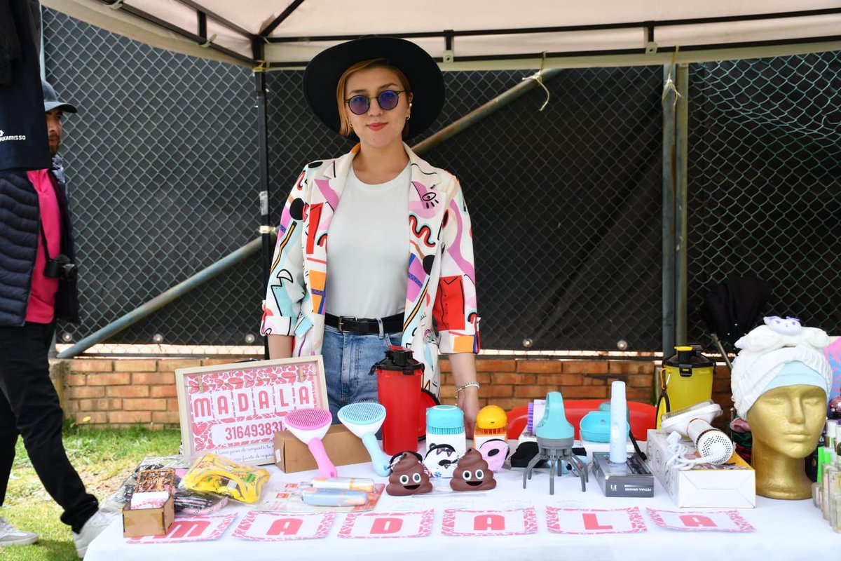 ¡Jóvenes emprendedores brillan en la Semana del Talento Juvenil!

la secretaría de la Mujer en alianza con Activa-T realizan feria empresarial en el Parque Recreacional, allí más de 30 emprendedores juveniles ofertan sus productos. 

Los esperamos para apoyar y disfrutar.
