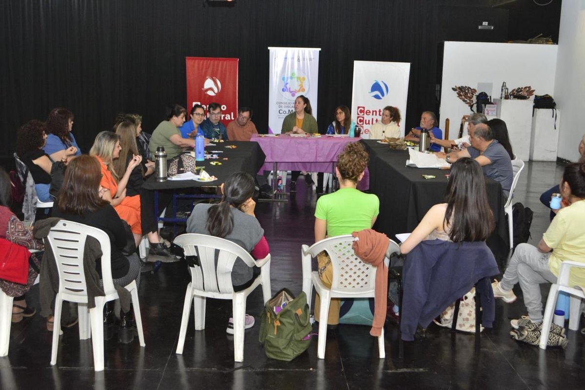 GiovanettL's tweet photo. En el MES DE LA CONCIENTIZACIÓN E INCLUSIÓN el #CoMuDis llevo adelante en el Centro Cultural Oeste, un encuentro participativo con los talleristas culturales de la @munineuquen, con el propósito de mejorar y trabajar la accesibilidad en los espacios para ellos.
@DDHH_RI_CI https://t.co/5aygser4ON