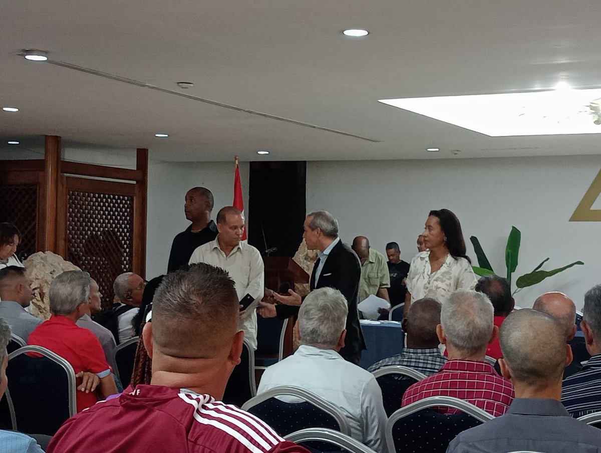 Fructífero encuentro del Ministro del #CITMA con los premios de Mayor Impacto Económico y Social. Innovadores que desafían a diario el brutal bloqueo económico al q está sometido nuestro país, buscando soluciones.
#PorCubaJuntosCresmos
<a href="/Colina_CTCuba/">Miguel Colina</a> 
<a href="/Cuba_CTC/">Central de Trabajadores de Cuba</a> 
<a href="/BanosYaque27161/">Yaquelin Baños Torres</a>