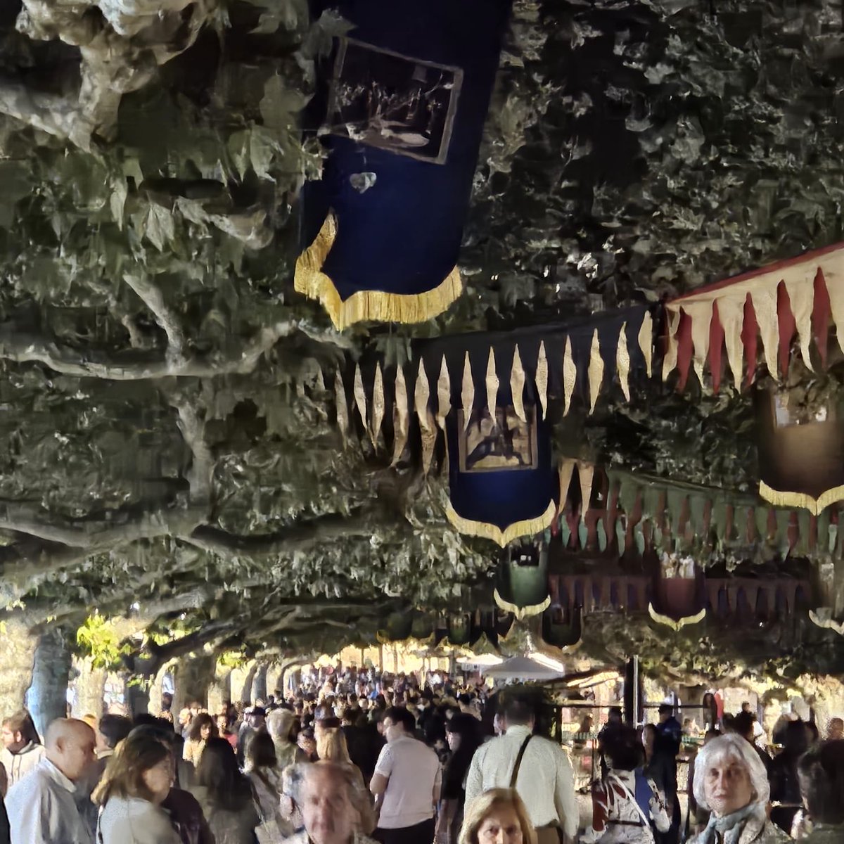cris_ayala_'s tweet photo. Hoy Burgos está casi como en #Sampedro.
Estamos construyendo nuestra segunda semana de fiestas al año con la @SemanaCidianaBu
Con un carácter a medias entre lo cultural y lo lúdico nuestra ciudad se ambienta en los tiempos cidianos con actividades muy diversas
Disfruten https://t.co/WzCYZ8Y8oZ