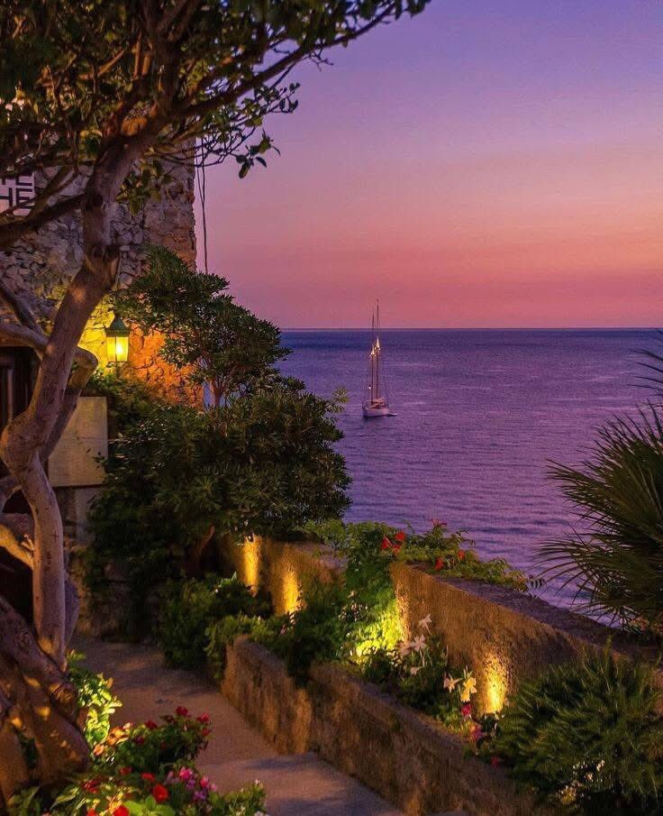 Il Tramonto,la più bella dichiarazione di rinascita!
C’è un ora in cui tutto sembra cambiare e poter fermare il tempo,nella sua bellezza 
Seduti,avvolti dal silenzio,nel suo cielo aranciato,il tramonto ci sorride con il suo arcobaleno di colori,con la stessa luce dell’alba ..