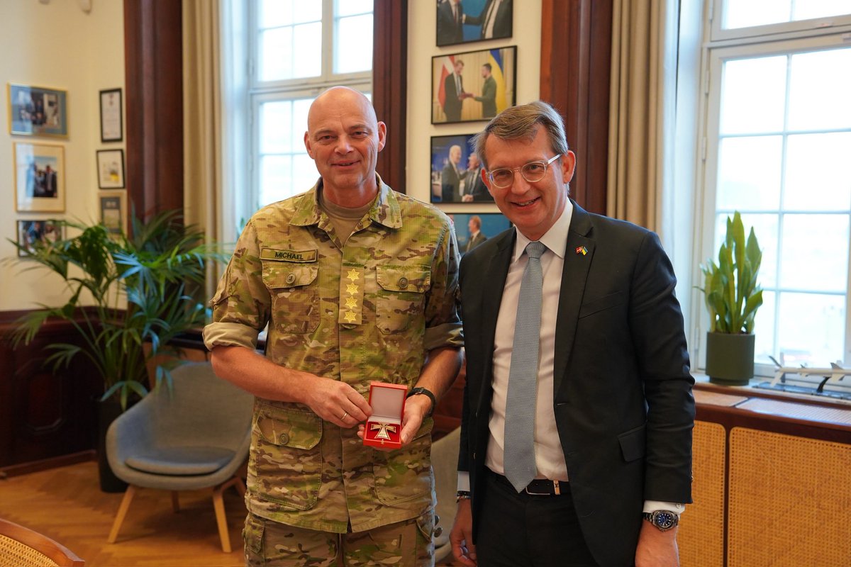 I dag er en særlig dag. Forsvarschef Michael Wiggers Hyldgaard, blev i dag udnævnt til Kommandør af 1. grad af Dannebrogordenen. Det er en betydningsfuld hæder, der anerkender forsvarschefens imponerende indsats. Et stort tillykke med udnævnelsen. 🇩🇰