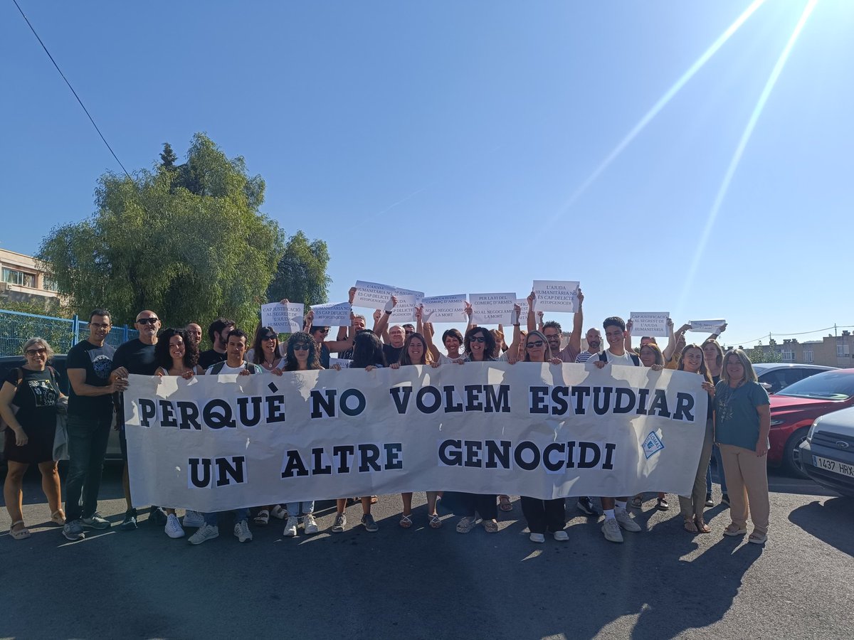 Hui en el nostre centre continuem educant contra el genocidi, demà ho farem a les 18.00 des de les escales del Jorge Juan (Alacant)