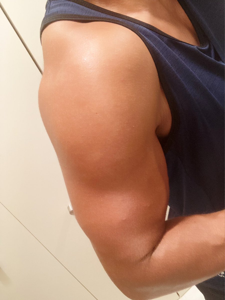 肩も仕上がってきたかな🍈
でも電車とかでは肩身狭いのが難点😓

この前普通に座ってたら隣の人が窮屈そうにして足組みながら蹴られました🐾

割と他にも席あるのに隣に来て両隣に迷惑かけてるのはそちらなんだが…⤵️