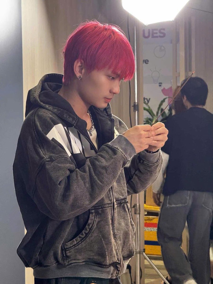 Tjknyyy's tweet photo. Hôm nay chú Cáo đẹp trai đi cúng tổ nghề.  🫶🫶🫶 #Wonbi #TanBinhToanNang #ShowItAll2025  #ShowItAllVietNam #ShowItAll #VietNam #WonbiMinhQuân #LêPhạmMinhQuân https://t.co/aIPWJA979i