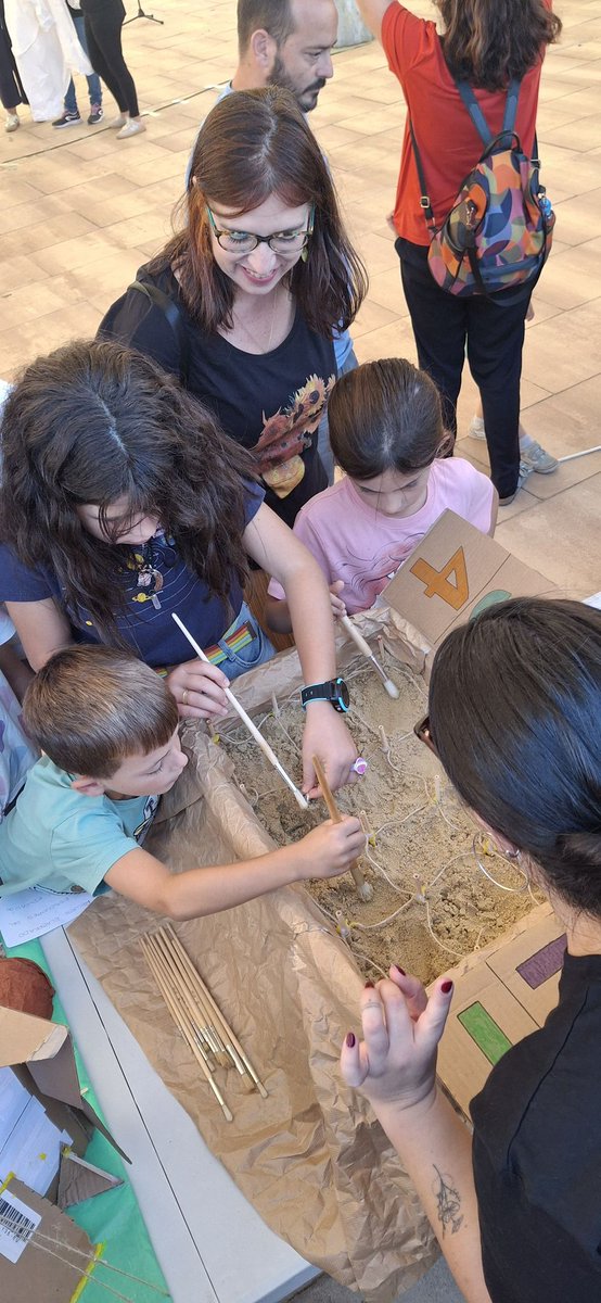 UCC_UHU's tweet photo. Hoy hace una semana de la Noche de l@s Investigador@s y queremos mostraros fotos del taller "¿Cómo aprendemos del patrimonio? Recursos materiales y digitales desde las didácticas específicas" que también forma parte del proyecto incluciencia
#inclusion #didacticas https://t.co/WYRNv7qfwE