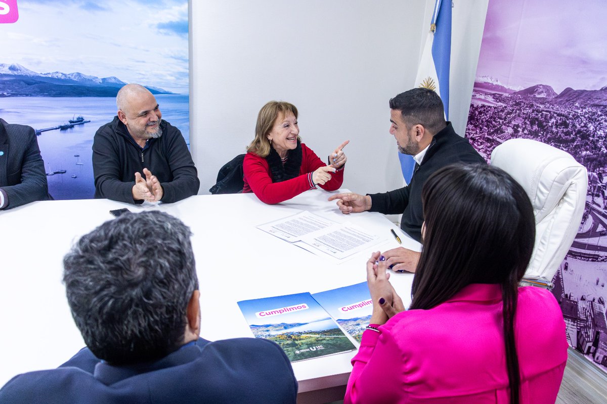 Participaron <a href="/VictoriaVuoto/">VictoriaVuoto</a> leg. pcial; S. Marcucci, subsec. de Políticas para la Igualdad; <a href="/AleeVuoto/">Alejandra Vuoto</a>, Sec. de mujeres <a href="/UshuaiaMuni/">UshuaiaMunicipalidad</a>; César Molina, sec. de gob <a href="/sabinacrivelli/">S. C.</a> <a href="/defensora_nna/">Defensoría de los Derechos de NNyA</a> <a href="/sebawaisgrais/">Sebastian Waisgrais</a> <a href="/UNICEFargentina/">UNICEF ARGENTINA</a> <a href="/AmeliDefensora/">Defensora Amelia</a> <a href="/DefensoriaCba/">Defensoría de Niñez</a> Fundación Primeros Pasos