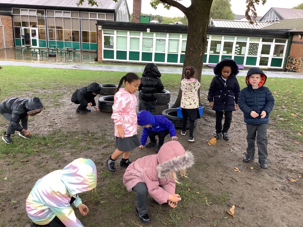 MrPollardMG's tweet photo. Team Ruby enjoyed discovering autumnal changes outdoors. We have a good collection of leaves, twigs and acorns to enhance our learning next week! @TeamManorGreen https://t.co/YXBpclsdpz