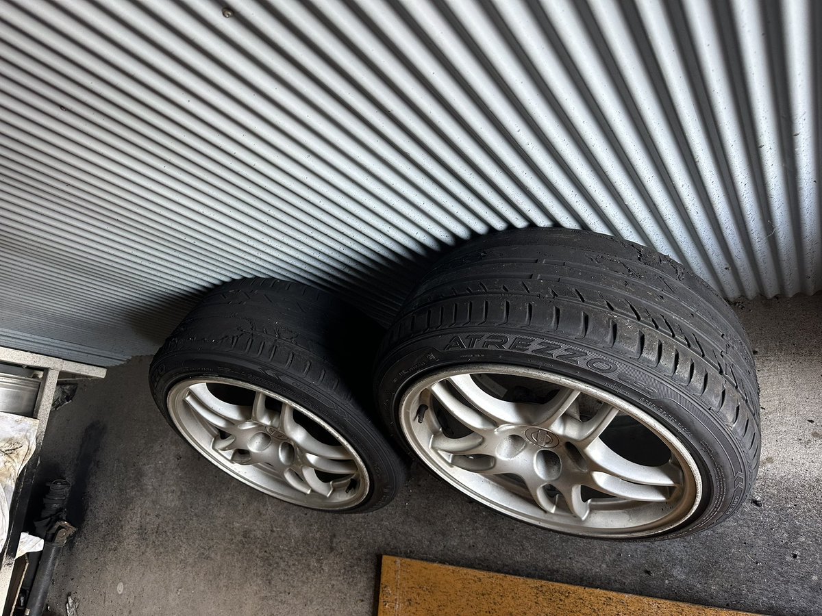 【売ります、関西より】
新しいホイルを購入した為置き場所確保の為に手放します、ドリフトに使用していたので色ハゲ小傷有り神経質な方ご遠慮下さい
2本転がのみの新品タイヤ付き
2本は転がし程度
4本セット8.5万円　手渡しのみ
話し早い人多少値引き考えます