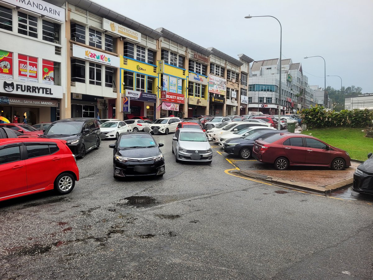 bettersidewalk1's tweet image. Wangsa Maju, you are doomed.

This is what happens when the city development is car centric. The city is the most populous but going anywhere means driving. Double, triple park is everywhere. It will only get worse.