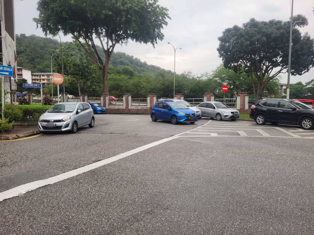 bettersidewalk1's tweet image. Wangsa Maju, you are doomed.

This is what happens when the city development is car centric. The city is the most populous but going anywhere means driving. Double, triple park is everywhere. It will only get worse.