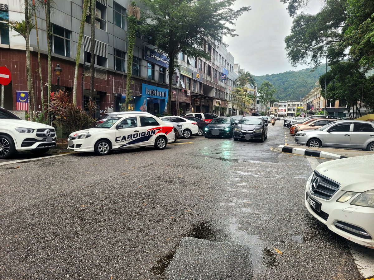 bettersidewalk1's tweet image. Wangsa Maju, you are doomed.

This is what happens when the city development is car centric. The city is the most populous but going anywhere means driving. Double, triple park is everywhere. It will only get worse.