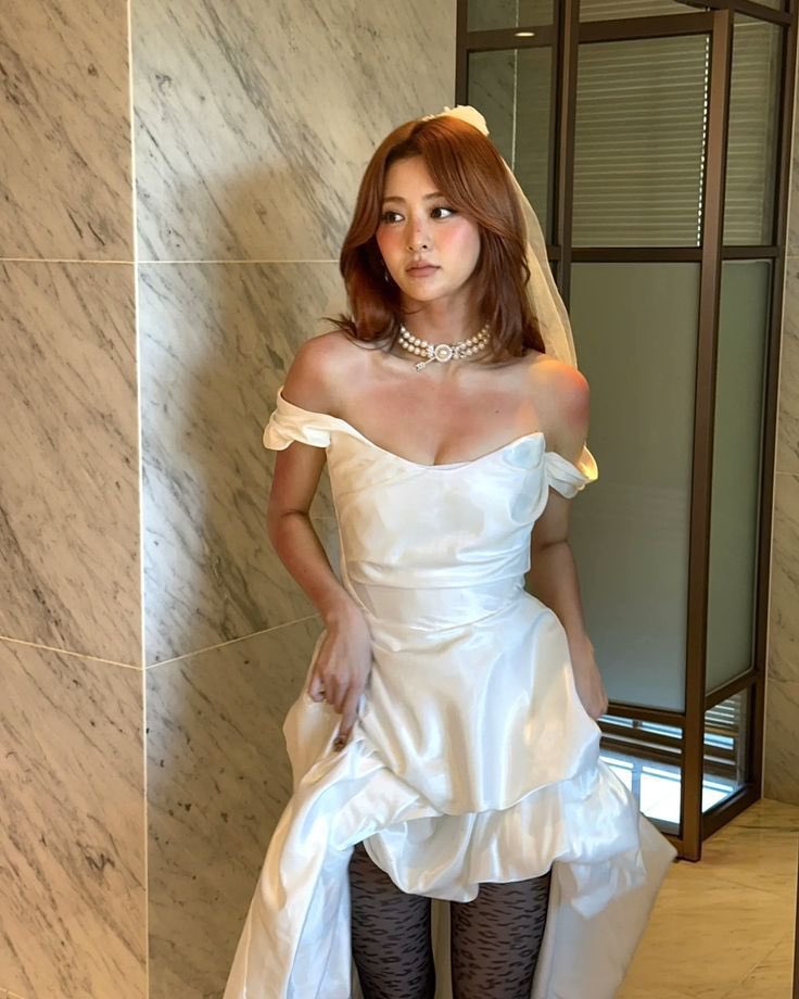 Easily a favorite look. Bride Yunjin was so iconic, the women in the crowd were screaming during music shows 

#7TreasuredDaysWithYunjin