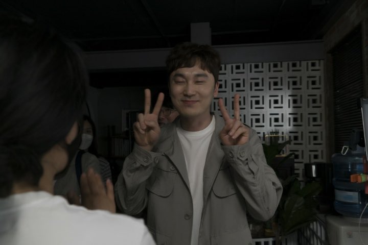 서현우 사진 찍을 때에도 눈 꼬옥 감고 찍는 거 넘 아랑스럽지안니 애교 미쳣어