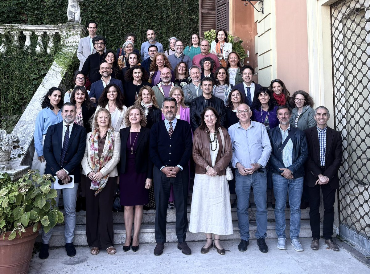 EmbEspItalia's tweet photo. El Embajador de 🇪🇸 se reúne con los profesores  de las 9️⃣ secciones internacionales españolas en 🇮🇹 y del Liceo Español Cervantes de #Roma @direccionliceo, con motivo del comienzo de las jornadas anuales de formación.

📸 @EmbEspItalia https://t.co/cyX2rt8kpU