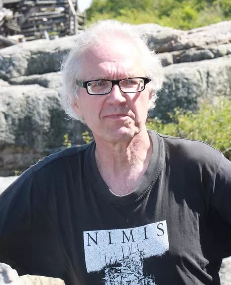 pensionspengar's tweet photo. Idag minns vi Lars Vilks som dog för fyra år sedan. Han offrade bokstavligen sitt liv för #yttrandefriheten 
Fyra år senare är den ifrågasatt mer än någonsin pga politiska och religiösa skäl.
Vi behöver stå upp för yttrandefriheten annars är den snart borta!!! https://t.co/v2JZHBINMF