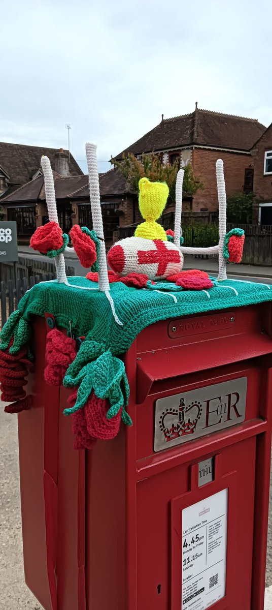 LucyWhile's tweet photo. @RedRosesRugby Spotted in Brockenhurst, New Forest. (Sorry, I don’t know who made it, to give credit!) https://t.co/WABUHPAzRd