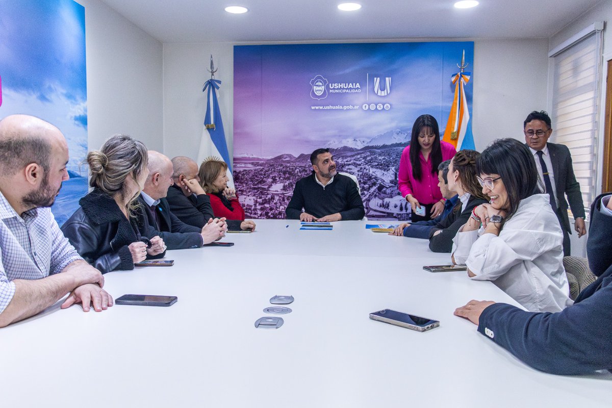 📍Ushuaia
Sebastián Medina, el jefe de Gabinete a cargo de la Defe, firmó un convenio de colaboración con el intendente de Ushuaia, <a href="/WalterVuotoTDF/">Walter Vuoto</a>  para abordar temas de agenda de infancias y adolescencias.